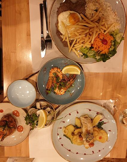 Pommes und Portugiesisches.