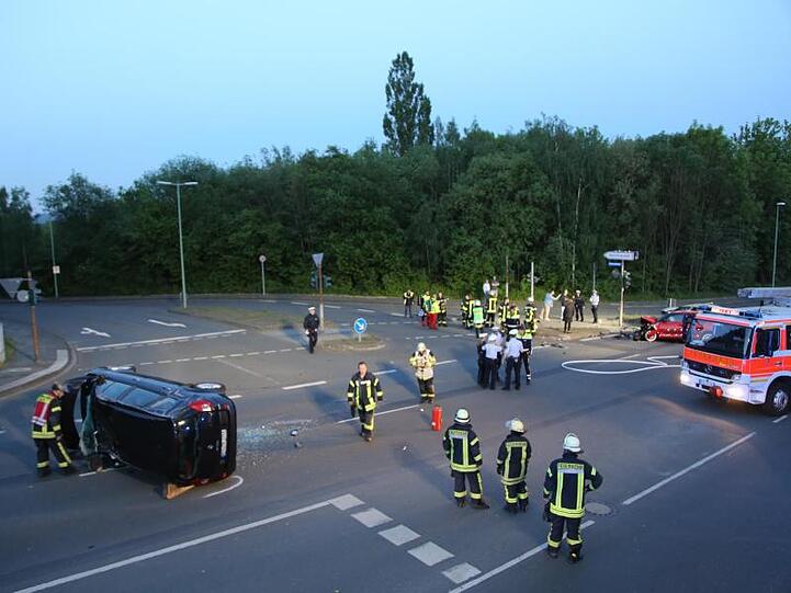 Rettungskräfte untersuchen nach einem illegalen Autorennen den Unfallort in Hagen.