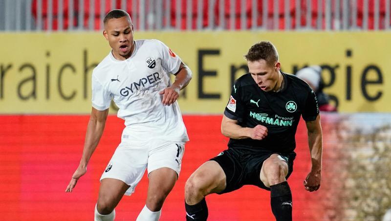 Sandhausens Nikolas Nartey und Fürths Paul Jaeckel (l-r.) am Ball.