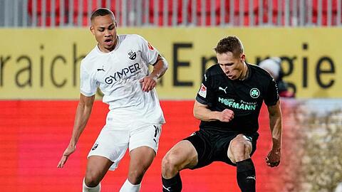 Sandhausens Nikolas Nartey und Fürths Paul Jaeckel (l-r.) am Ball.