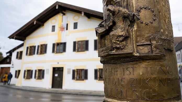 Die Papstsäule ist vor dem Geburtshaus des emeritierten Papstes Benedikt XVI. zu sehen.