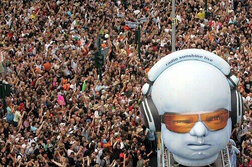 Bei der Love Parade feiern einige tausende - ungefähr