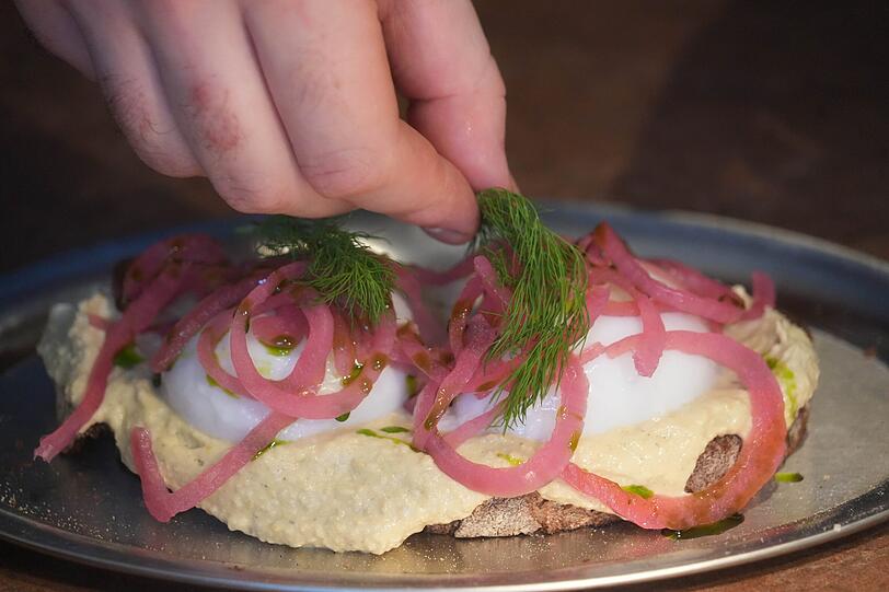 Hummus mit pochiertem Ei. Das alles und noch viel mehr steht auf der Karte.