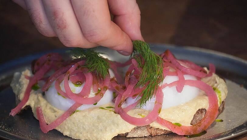 Hummus mit pochiertem Ei. Das alles und noch viel mehr steht auf der Karte. Hummus mit pochiertem Ei. Das alles und noch viel mehr steht auf der Karte.
