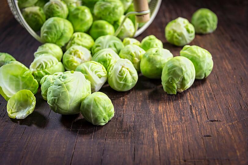 Hätten Sie's geahnt? Rosenkohl ist durchaus auch in nicht-gekochtem Zustand genießbar. Doch nur die wenigsten haben bisher für ihren Rohkostsalat zu den kleinen grünen Bällchen gegriffen. Mit einem leckeren Dip oder als knackige Zugabe im Salat macht der Rosenkohl auch roh etwas her. Hätten Sie's geahnt? Rosenkohl ist durchaus auch in nicht-gekochtem Zustand genießbar. Doch nur die wenigsten haben bisher für ihren Rohkostsalat zu den kleinen grünen Bällchen gegriffen. Mit einem leckeren Dip oder als knackige Zugabe im Salat macht der Rosenkohl auch roh etwas her.