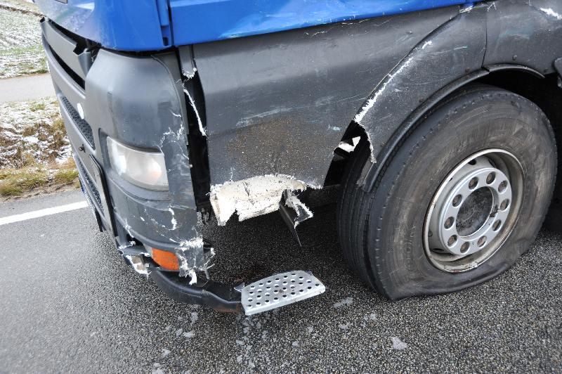 Horror-Unfall auf der B 299: Ein Rentner rast beim Überholen frontal in einen entgegenkommenden Sattelschlepper. Der 70-jährige Fahrer starb noch am Unfallort.