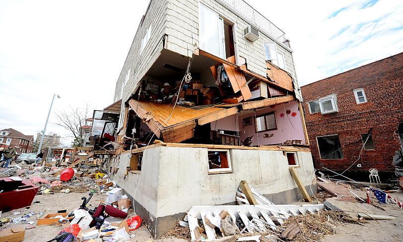 Nach Wirbelsturm &bdquo;Sandy&ldquo; gelten in New York sämtliche Ausnahme-Regelungen. Der Sturm ist zwar weitergezogen, doch Alltag herrscht noch lange nicht. Zu groß sind die Schäden. Die Bilder