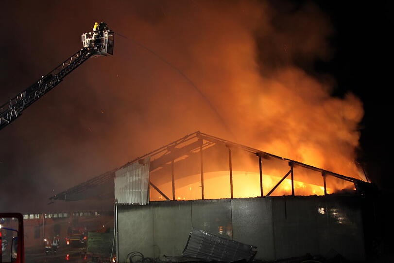 Spektakuläre Bilder: In Gangkofen (Landkreis Rottal-Inn) ist eine Lagerhalle durch ein Feuer vollständig zerstört worden. Die Feuerwehr kämpfte gegen die Flammen.