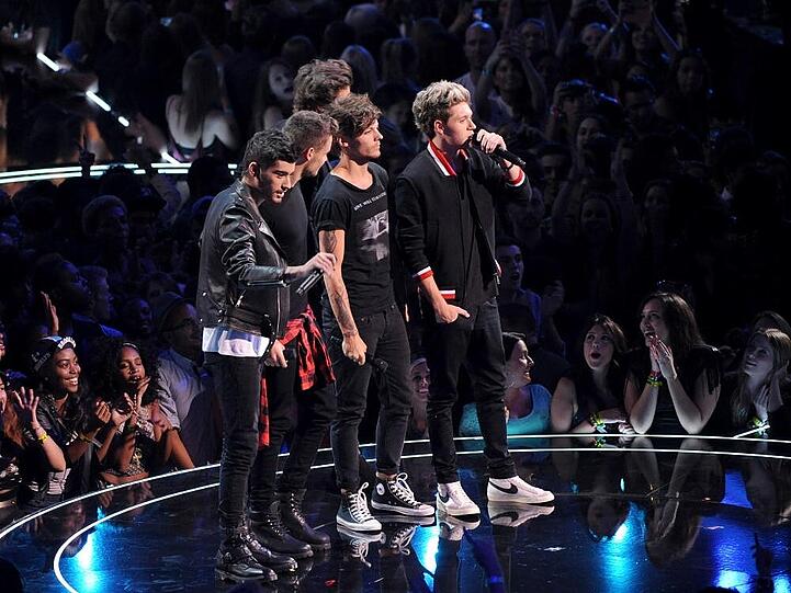 One Direction gehen gut trainiert auf die Bühne