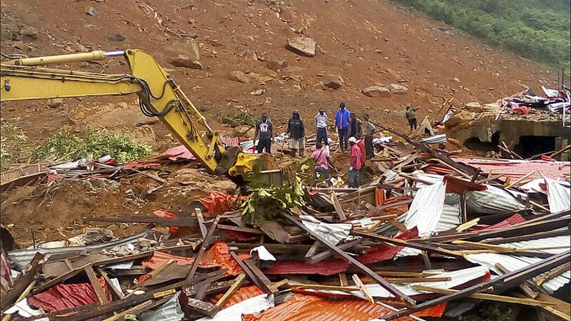 Überflutete Straße in Freetown. Überschwemmungen haben in Sierra Leone eine verheerende Schlammlawine ausgelöst. Die Bilder.