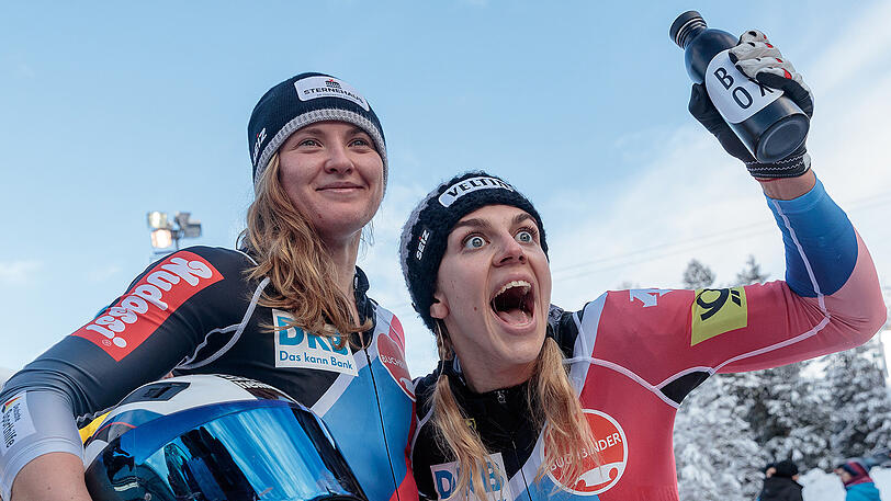 Die Deutschen Stephanie Schneider (links) und Annika Drazek jubeln. Erstmals saß Drazek am Samstag bei Stephanie Schneider im Zweierbob.