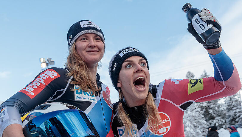 Die Deutschen Stephanie Schneider (links) und Annika Drazek jubeln. Erstmals saß Drazek am Samstag bei Stephanie Schneider im Zweierbob. Die Deutschen Stephanie Schneider (links) und Annika Drazek jubeln. Erstmals saß Drazek am Samstag bei Stephanie Schneider im Zweierbob.