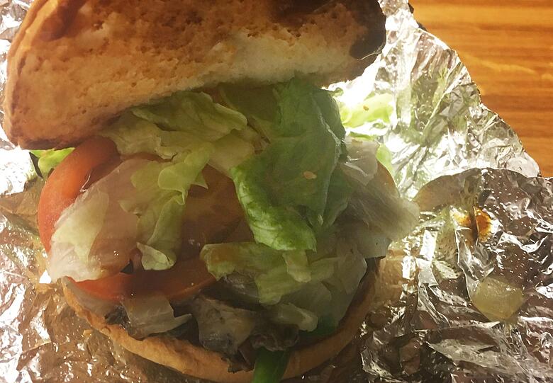 Die vegetarische Burgervariante von Five Guys kommt pur und leider ohne Gewürze daher.