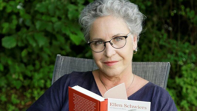 "Dich hat der Esel im Galopp verloren." - Katerina Jacob mit dem Buch ihrer Mutter in den Händen. "Dich hat der Esel im Galopp verloren." - Katerina Jacob mit dem Buch ihrer Mutter in den Händen.