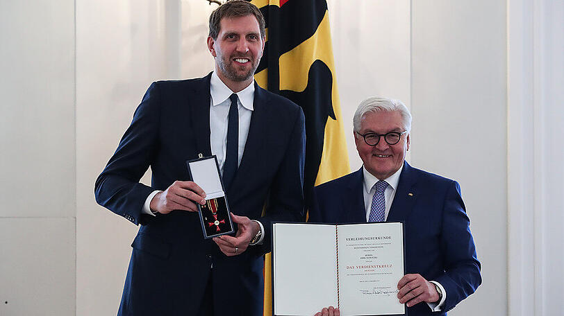Dirk Nowitzki (l.) und Bundespräsident Frank-Walter Steinmeier