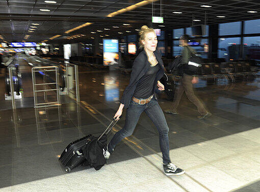 Larissa hat sichtlich ihren BH vergessen, Melanies Zepter zerbricht auf dem Flug und der Wendler ziert sich beim Begrüßungs-Kuss. Die Bilder von der Flughafen-Ankunft der Dschungelcamp-Stars...