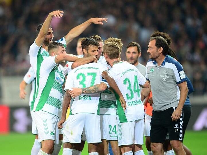 Die Fürth-Spieler feiern den Auswärtssieg auf St. Pauli.