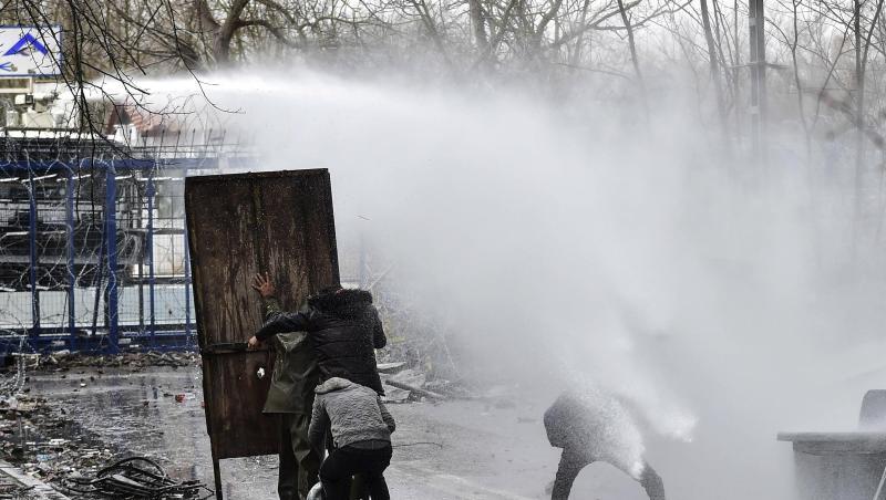 Migranten gehen an der griechisch-türkischen Grenze bei Zusammenstößen mit der griechischen Polizei in Deckung (Archiv). Migranten gehen an der griechisch-türkischen Grenze bei Zusammenstößen mit der griechischen Polizei in Deckung (Archiv).