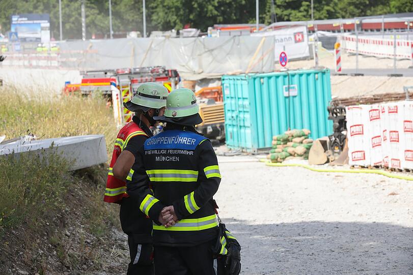 Einsatzkräfte der Feuerwehr auf der SAP-Garden-Baustelle.