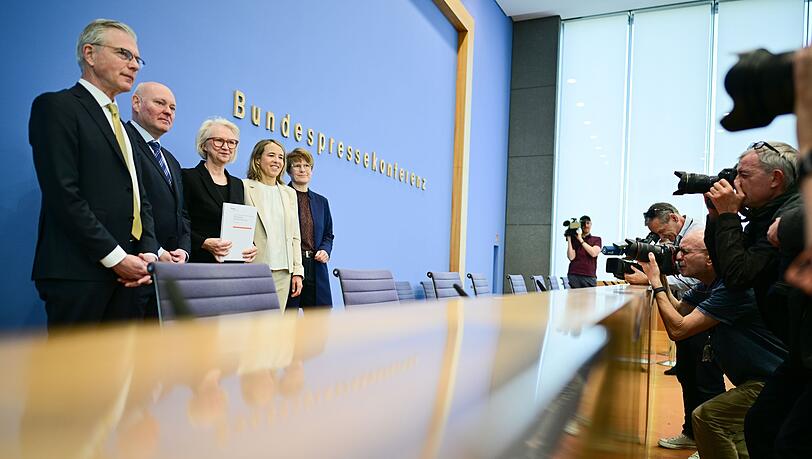 Die Wirtschaftsweisen Martin Werding (v.l.), Achim Truger, Monika Schnitzer (Vorsitzende), Ulrike Malmendier und Veronika Grimm haben keine guten Nachrichten für die Regierung.