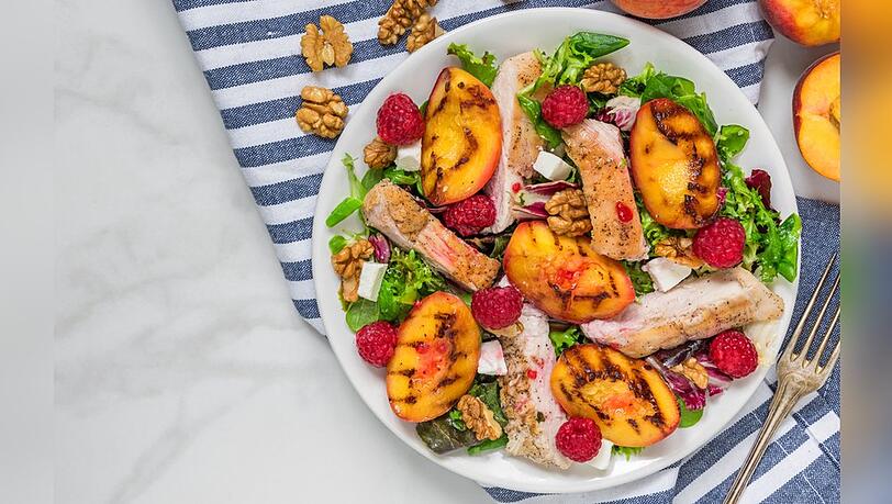 Dieser Salat überrascht mit seinem fruchtigen Geschmack.