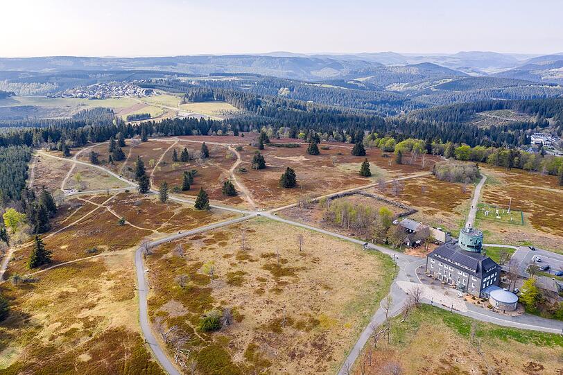 Der Kahle Asten ist mit 842 Meter Höhe zwar nicht der höchste Berg, aber der berühmteste im Rothaargebirge. Der Berg liegt bei Winterberg im Hochsauerland und wird bei Wettermeldungen erwähnt. Denn auf dem Gipfelplateau befindet sich eine permanent besetzte Wetterwarte. Dort steht auch ein Aussichtsturm, der im besten Fall eine Sicht bis zum 163 Kilometer entfernten Brocken im Harz liefert. Der Kahle Asten ist mit 842 Meter Höhe zwar nicht der höchste Berg, aber der berühmteste im Rothaargebirge. Der Berg liegt bei Winterberg im Hochsauerland und wird bei Wettermeldungen erwähnt. Denn auf dem Gipfelplateau befindet sich eine permanent besetzte Wetterwarte. Dort steht auch ein Aussichtsturm, der im besten Fall eine Sicht bis zum 163 Kilometer entfernten Brocken im Harz liefert.