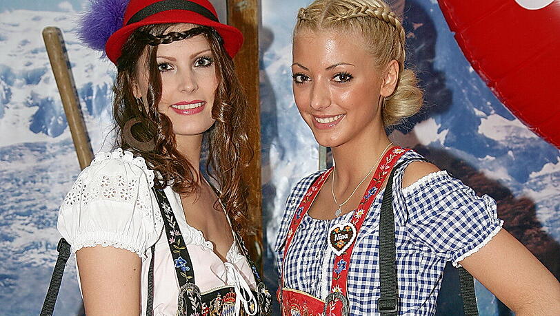 In der Krachledernen: Die Fürther Sängerin Morgan Dawn (l.) mit Freundin Nina. In der Krachledernen: Die Fürther Sängerin Morgan Dawn (l.) mit Freundin Nina.