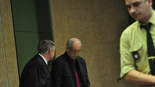 SPD-Gemeinderat Norbert J. aus Oberhaching steht vor Gericht: Er hat eine Bank ausgeraubt und 205.000 Euro erbeutet. SPD-Gemeinderat Norbert J. aus Oberhaching steht vor Gericht: Er hat eine Bank ausgeraubt und 205.000 Euro erbeutet.