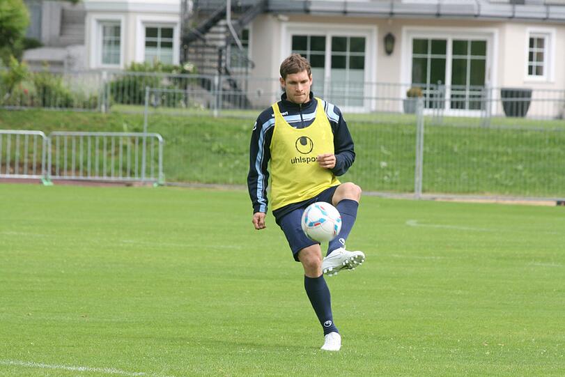 Anfang Juni hatte Sportchef Hinterberger den neuen Verteidiger präsentiert.