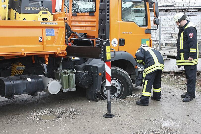 Mit Hilfe der Feuerwehr konnte sich der LKW aus dem Loch befreien.