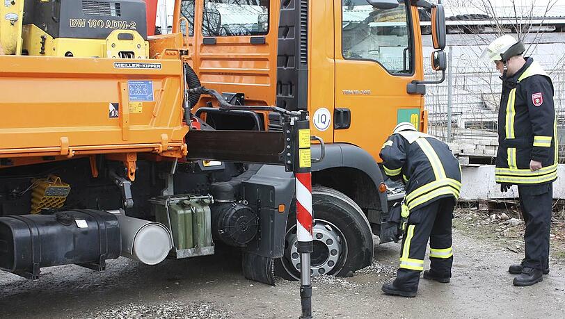 Mit Hilfe der Feuerwehr konnte sich der LKW aus dem Loch befreien. Mit Hilfe der Feuerwehr konnte sich der LKW aus dem Loch befreien.