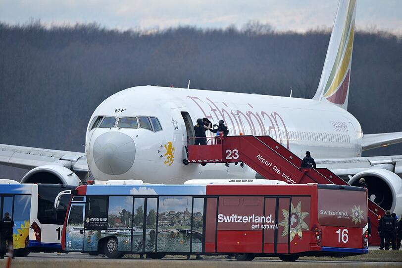 Das Sondereinsatzkommando der Polizei evakuiert die Boeing 767: Die Maschine der Ethiopian Airlines war entführt worden und landete außerplanmäßig in Genf.