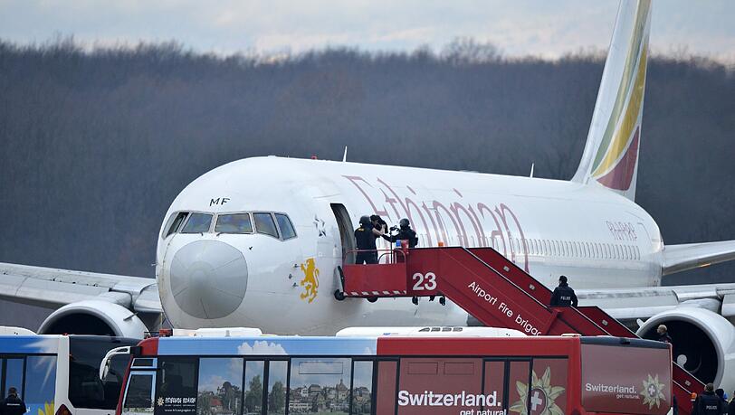 Das Sondereinsatzkommando der Polizei evakuiert die Boeing 767: Die Maschine der Ethiopian Airlines war entführt worden und landete außerplanmäßig in Genf. Das Sondereinsatzkommando der Polizei evakuiert die Boeing 767: Die Maschine der Ethiopian Airlines war entführt worden und landete außerplanmäßig in Genf.
