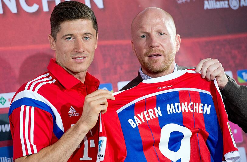 Robert Lewandowski (l.) und Matthias Sammer auf der Pressekonferenz am Mittwoch. Der Ex-Dortmunder wird beim FC Bayern die Rückennummer 9 tragen.