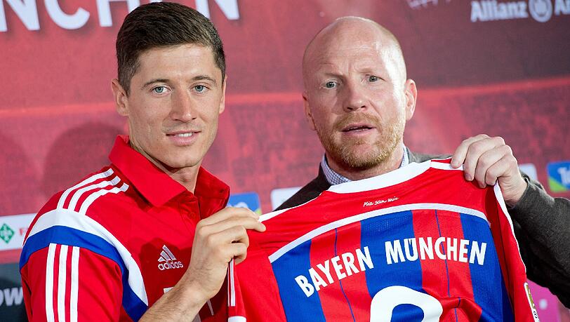 Robert Lewandowski (l.) und Matthias Sammer auf der Pressekonferenz am Mittwoch. Der Ex-Dortmunder wird beim FC Bayern die Rückennummer 9 tragen. Robert Lewandowski (l.) und Matthias Sammer auf der Pressekonferenz am Mittwoch. Der Ex-Dortmunder wird beim FC Bayern die Rückennummer 9 tragen.