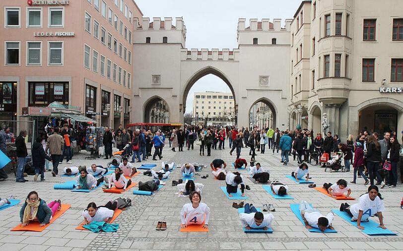 Yoga-Flashmob in der Fußgängerzone Macht Spaß, bringt Kraft und ist gesund: Yoga. Besonders ambitionierte Münchner haben das Fitness-Programm am Samstag an den Stachus verlegt.