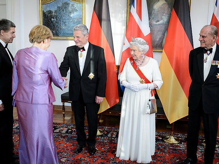 23. bis 26. Juni: Die Queen in Deutschland: Vom 23. bis 26. Juni hatte Deutschland hohen Besuch: Queen Elizabeth II. und Prinz Philip (94). Die beiden besuchten Berlin, Frankfurt am Main und die KZ-Gedenkstätte Bergen-Belsen bei Celle. Es war der fünfte offizielle Deutschlandbesuch der inzwischen wieder sehr beliebten Monarchin.