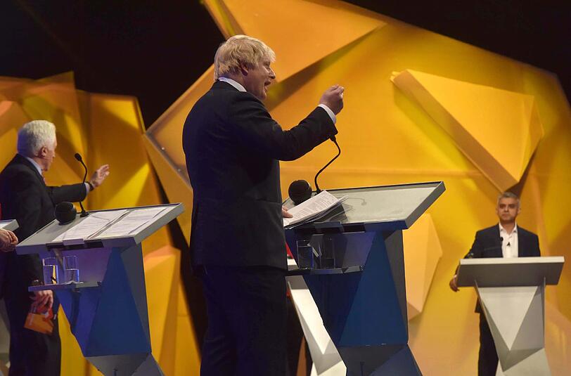 Diskutierten heftig (v.l.): David Dimbleby mit dem ehemaligen Londoner Bürgermeister Boris Johnson und dem derzeitigen Bürgermeister Sadiq Khan beim TV-Duell.