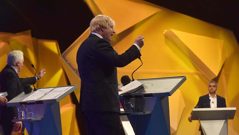 Diskutierten heftig (v.l.): David Dimbleby mit dem ehemaligen Londoner Bürgermeister Boris Johnson und dem derzeitigen Bürgermeister Sadiq Khan beim TV-Duell. Diskutierten heftig (v.l.): David Dimbleby mit dem ehemaligen Londoner Bürgermeister Boris Johnson und dem derzeitigen Bürgermeister Sadiq Khan beim TV-Duell.