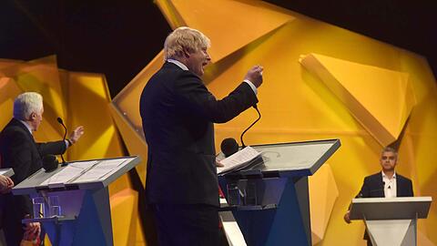 Diskutierten heftig (v.l.): David Dimbleby mit dem ehemaligen Londoner Bürgermeister Boris Johnson und dem derzeitigen Bürgermeister Sadiq Khan beim TV-Duell.