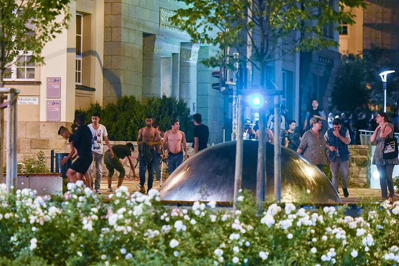 Eskalation pur: In Bautzen kommt es wieder mal zu gewalttätigen Auseinandersetzungen zwischen Rechtsradikalen und Flüchtlingen. Sehen Sie hier die Bilder.
