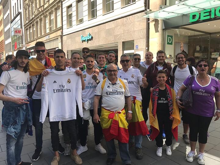 Anhänger des FC Bayern und Fans von Real Madrid gemeinsam in der Münchner Innenstadt. Klicken Sie sich durch die Bilder.