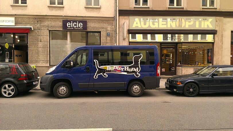 Endlich! Ein Dackel! Gesichtet wird der "Bunte Hund" in der Schellingstraße.