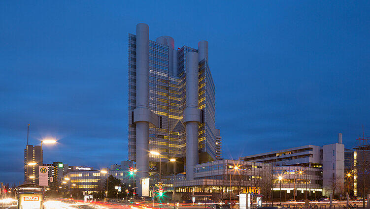 Ab der Langen Nacht der Architektur erstrahlt der HVB-Turm in neuem Licht. Ab der Langen Nacht der Architektur erstrahlt der HVB-Turm in neuem Licht.