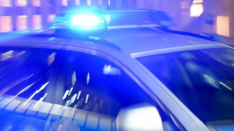 Die Polizei war letztendlich insgesamt mit 17 Streifen vor Ort - der Einsatz dauerte drei Stunden. (Symbolbild)