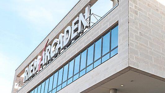 Einkaufszentrum mit 300 Geschäften: die Riem-Arcaden. Einkaufszentrum mit 300 Geschäften: die Riem-Arcaden.