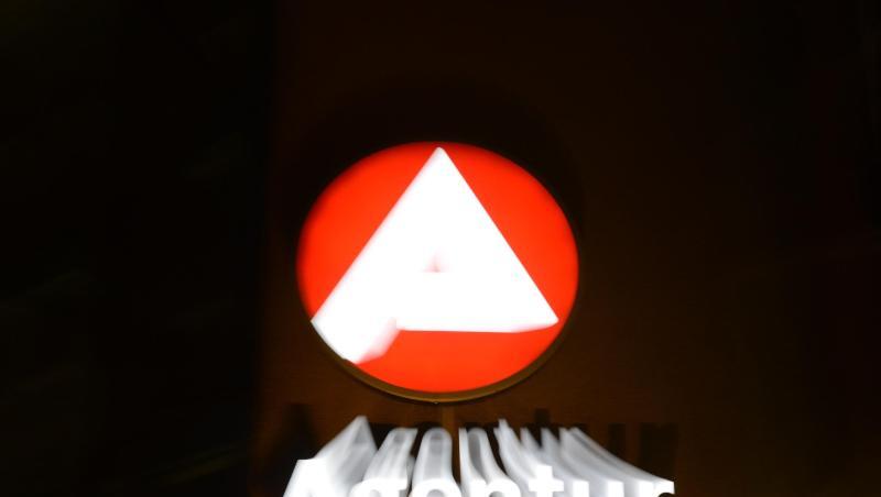 Eine Nachtaufnahme zeigt das Logo der Agentur für Arbeit. Foto: Patrick Seeger/dpa Eine Nachtaufnahme zeigt das Logo der Agentur für Arbeit. Foto: Patrick Seeger/dpa