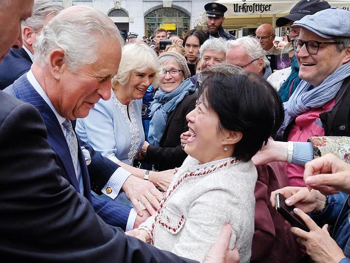 Seid umschlungen: Prinz Charles und seine Frau Camilla auf dem Thomaskirchhof.