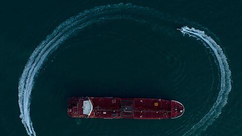 Das Foto zeigt den britischen Öltanker "Stena Impero" in der Straße von Hormus, der von Schnellbooten der iranischen Revolutionsgarden umkreist wird.