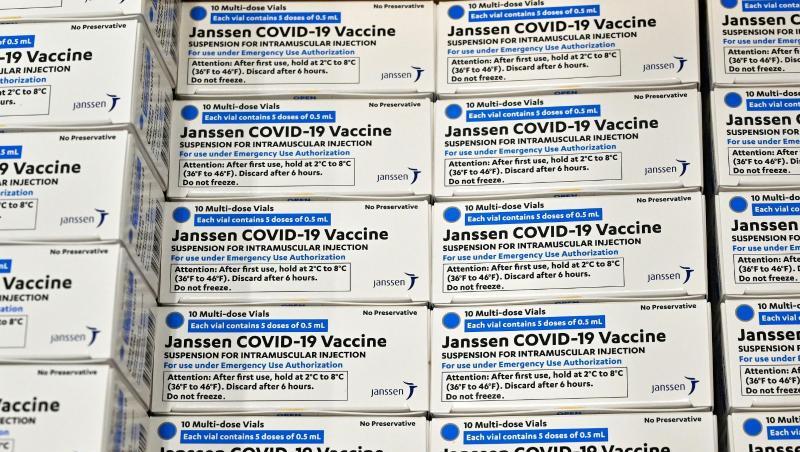 Schachteln des Impfstoffs von der Johnson & Johnson-Tochter Janssen COVID-19 liegen nebeneinander.